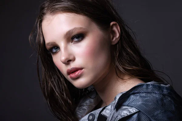Gyönyörű portréja egy tinédzser lány. — Stock Fotó