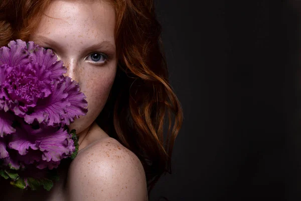 Hermoso retrato de una adolescente pelirroja . Imágenes De Stock Sin Royalties Gratis