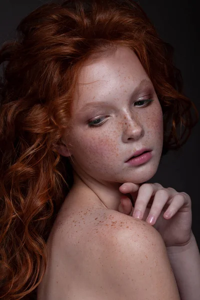Όμορφο πορτρέτο μιας κοκκινομάλλας έφηβης.. — Φωτογραφία Αρχείου