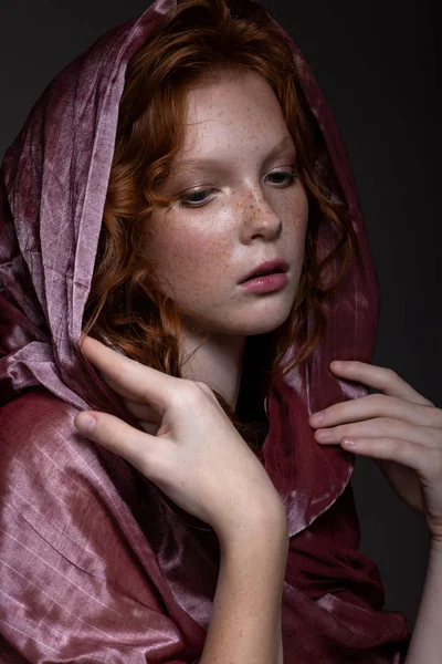 Hermoso retrato de una adolescente pelirroja . Fotos De Stock Sin Royalties Gratis