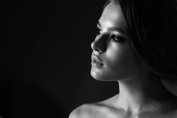 Retrato de una hermosa adolescente — Foto de Stock