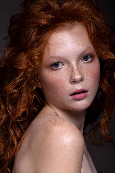 Bellissimo ritratto di una ragazza dai capelli rossi adolescente . — Foto Stock