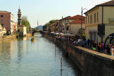 Battaglia Terme Kanalı manzarası. 1 Mayıs 2025, Battaglia Terme, Padua, İtalya