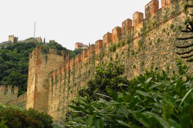 Marostica, Veneto, İtalya 'daki ortaçağ duvarlarının manzarası