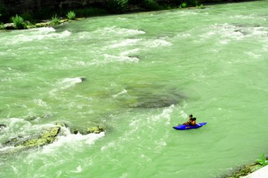 Brenta Nehri 'nin Valstagna' daki bir kanodan akıntıya kapılmış görüntüsü. 3 Ağustos 2025, Valstagna, Veneto, İtalya