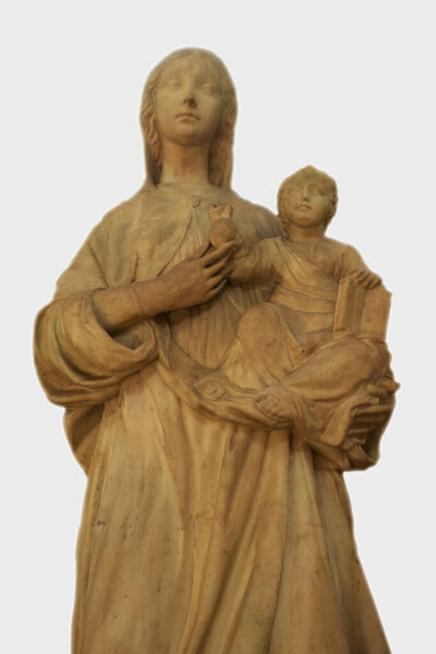 Мраморная статуя Мадонны и Ребенка, расположенная в Кастель Нуово в Неаполе, Кампания, Италия