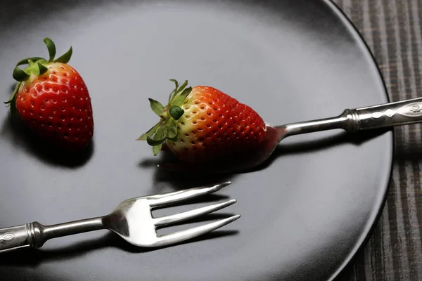 Two Strawberries Black Plate Two Silver Forks — Stock Photo, Image