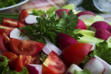 Dilimleme taze sebze: domates, salatalık, turp, salata ve maydanoz, kapat.
