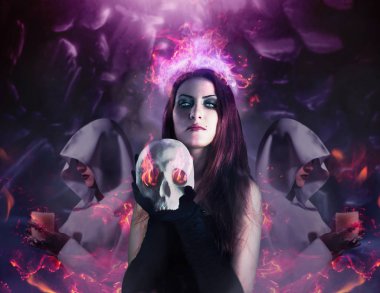 Yanan bir insan kafatası ve iki rahibe mağarada arkasında duran mum tutan güzel bir büyücü.