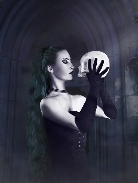 Gotická Dívka Černém Korzetu Rukavice Drží Lidská Lebka Stojící Zámku — Stock fotografie
