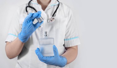 Doktor kadın parfüm şişe tutan stetoskop ile. Sağlık ve güzellik kavramı.