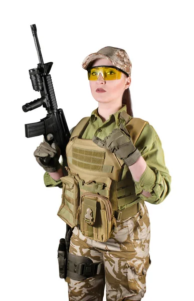 Soldat militaire entièrement équipé femme avec fusil . — Photo