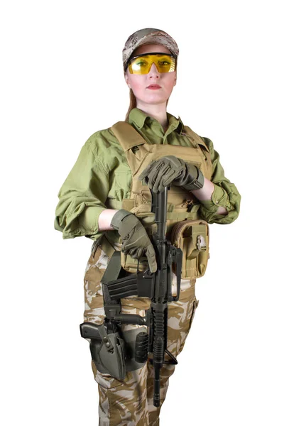 Soldat militaire entièrement équipé femme avec fusil . — Photo