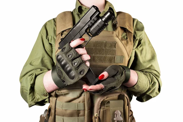 Manos de soldado militar mujer sosteniendo un arma . — Foto de Stock
