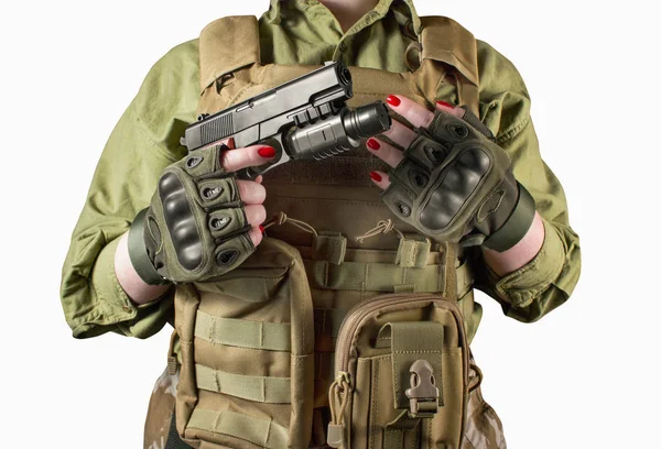 Wojskowy żołnierz kobieta ręce trzyma pistolet. — Zdjęcie stockowe