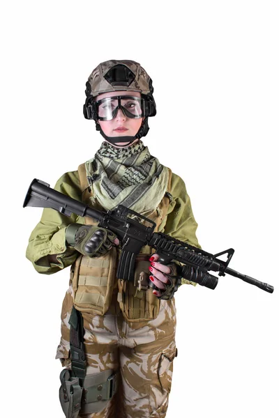 Mujer soldado militar totalmente equipada con rifle . — Foto de Stock
