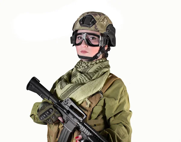 Fullt utrustad militär soldat kvinna med gevär. — Stockfoto