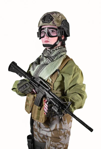 Fuldt udstyret militær soldat kvinde med riffel . - Stock-foto