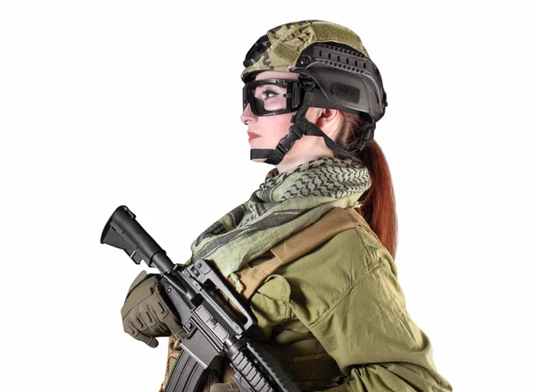 Soldat militaire entièrement équipé femme avec fusil . — Photo