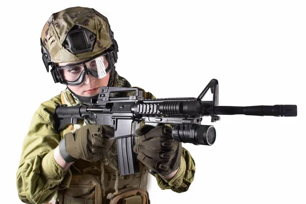 Młoda żołnierka celująca w wroga karabinem automatycznym. — Zdjęcie stockowe