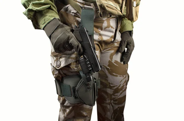 Wojskowy żołnierz kobiety nogi w kamuflażu spodnie i pistolet. — Zdjęcie stockowe