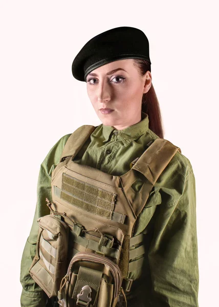 Une femme soldat en béret miliaire et gilet de protection . — Photo