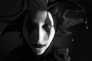 Üzgün ağlayan soytarı, siyah beyaz fotoğraf, yakın çekim.