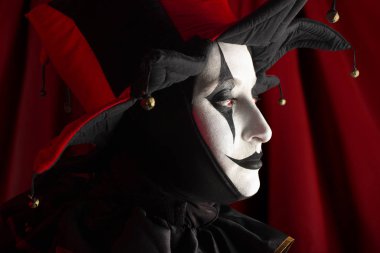 Güzel soytarı kadın yan görünüm yüz, yakın çekim.