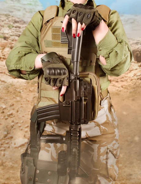 Soldado militar americano mulher segurando um rifle — Fotografia de Stock