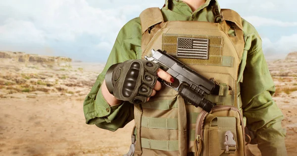 Mão de soldado militar americano segurando uma arma — Fotografia de Stock