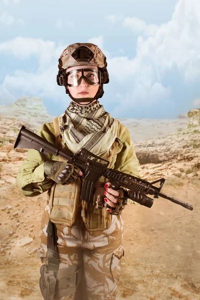 Soldado militar totalmente equipado mulher com rifle — Fotografia de Stock