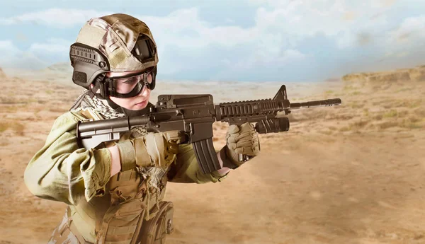 Jovem mulher soldado apontando para o inimigo com rifle automático — Fotografia de Stock