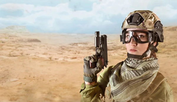 Mulher soldado militar totalmente equipada com pistola — Fotografia de Stock