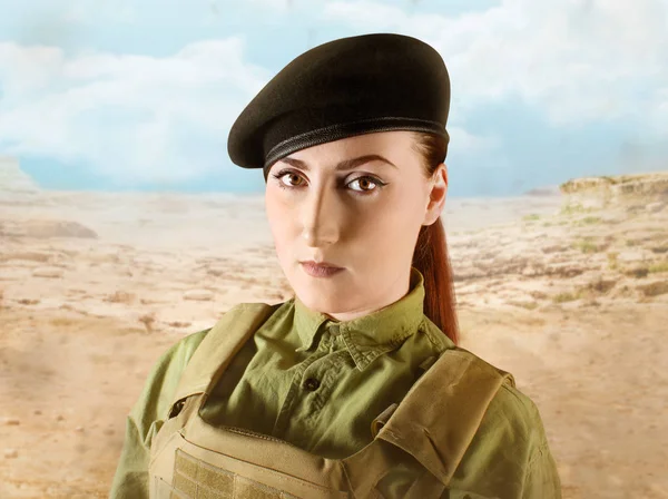 Porträtt av en soldat kvinna i miliär Beret — Stockfoto
