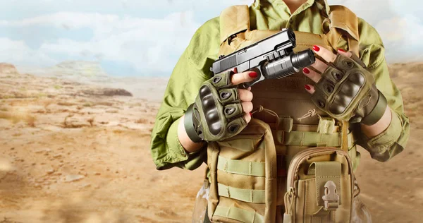 Manos de soldado militar mujer sosteniendo un arma . —  Fotos de Stock
