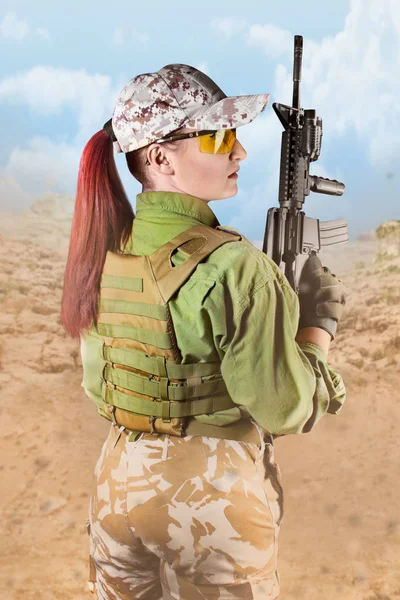 Mujer soldado militar totalmente equipada con rifle, vista trasera — Foto de Stock