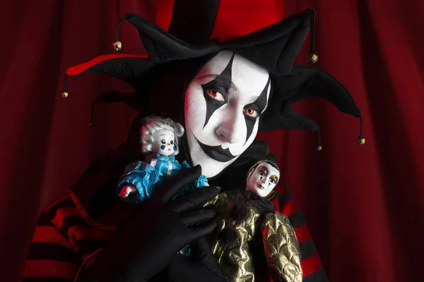 Hübsche Spaßfrau Mit Zwei Clownspuppen — Stockfoto