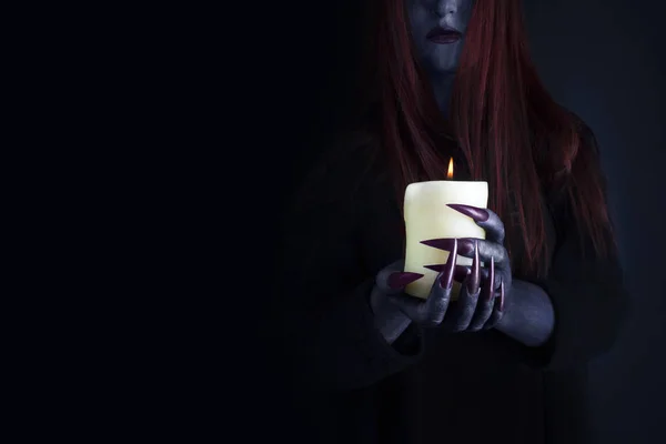 Ведьма Длинными Рыжими Волосами Длинными Острыми Когтями Держащая Горящую Свечу — стоковое фото