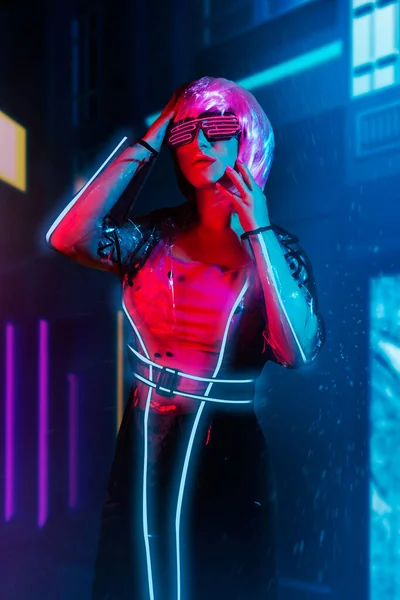 Siber punk pembe saçlı, neon gözlüklü, şeffaf yağmurluklu, gece şehir arka planında parlak çizgili, neon ışıklı bir kadın..