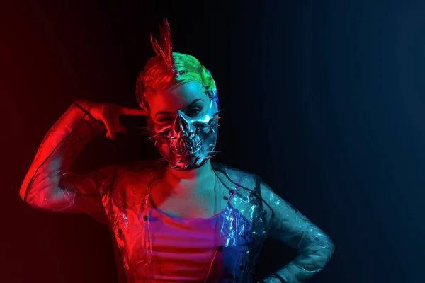 Galen Självmordsbenägen Cyberpunk Kvinna Med Tuppkam Frisyr Spetsig Mask Med — Stockfoto