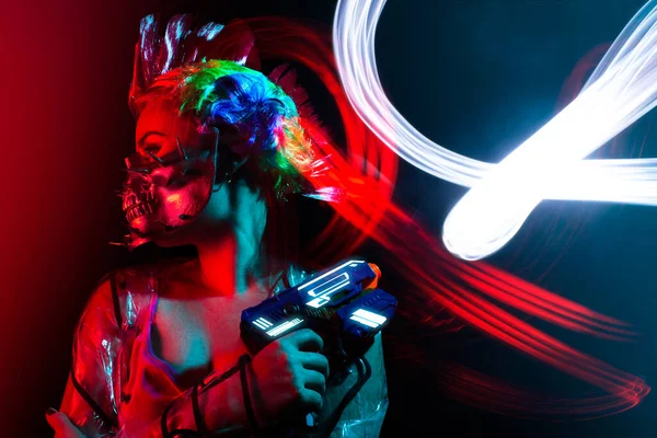 Vacker Cyberpunk Kvinna Med Tuppkam Frisyr Spetsig Mask Med Pistol — Stockfoto