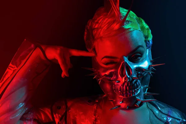Porträtt Självmordsbenägen Cyberpunk Kvinna Med Tuppkam Frisyr Spetsig Mask Med — Stockfoto