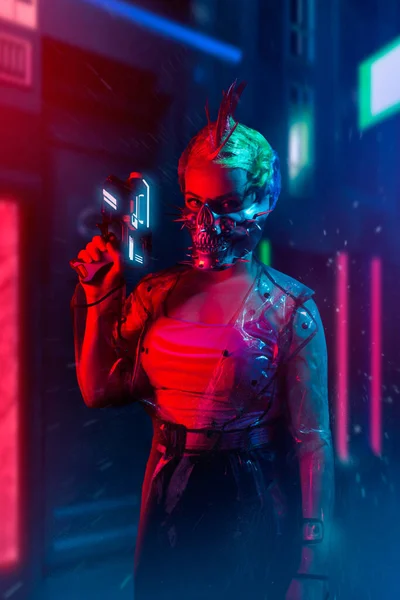 Cyberpunk Kvinna Med Tuppkam Frisyr Spetsig Mask Och Transparent Regnrock Stockbild