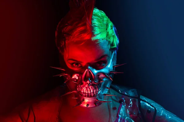 Siber Punk Kadın Portresi Mohawk Saç Stili Çivili Maske Stok Fotoğraf