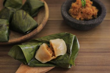 Bugis geleneksel kek, pirinç ve yapış yapış un Hindistan cevizi ve kahverengi şeker ile yapılmıştır