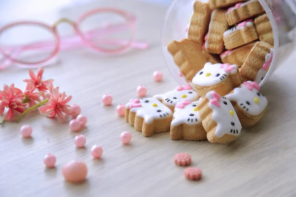 Některé Pinky Roztomilé Hello Kitty Cookie Vyjít Jar Dřevěný Stůl — Stock fotografie