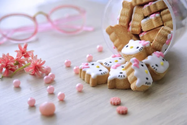 Sommige Pinky Schattige Hello Kitty Cookies Komen Uit Pot Houten Rechtenvrije Stockfoto's