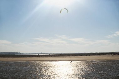 Mar Chiquita gölünde Kitte sörfçüsü, Buenos Aires, Arjantin   