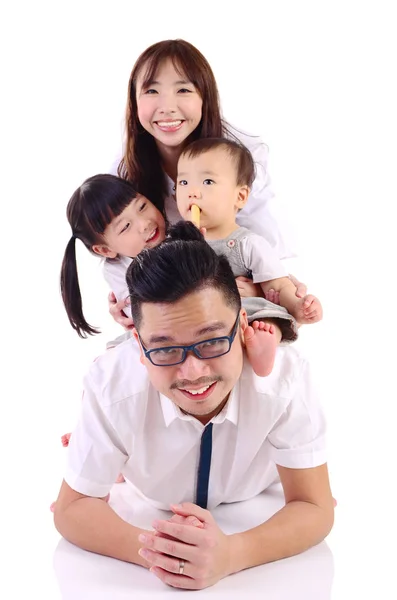 Inomhus Porträtt Lycklig Asiatisk Familj — Stockfoto