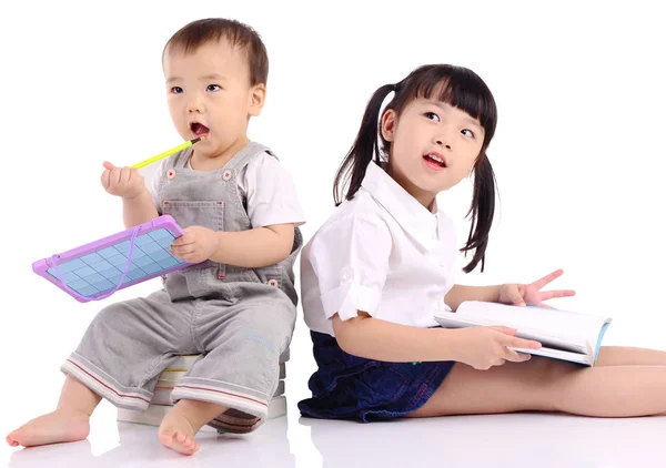 Asiático Crianças Sentadas Chão Lendo Livro Brincando Com Brinquedo — Fotografia de Stock